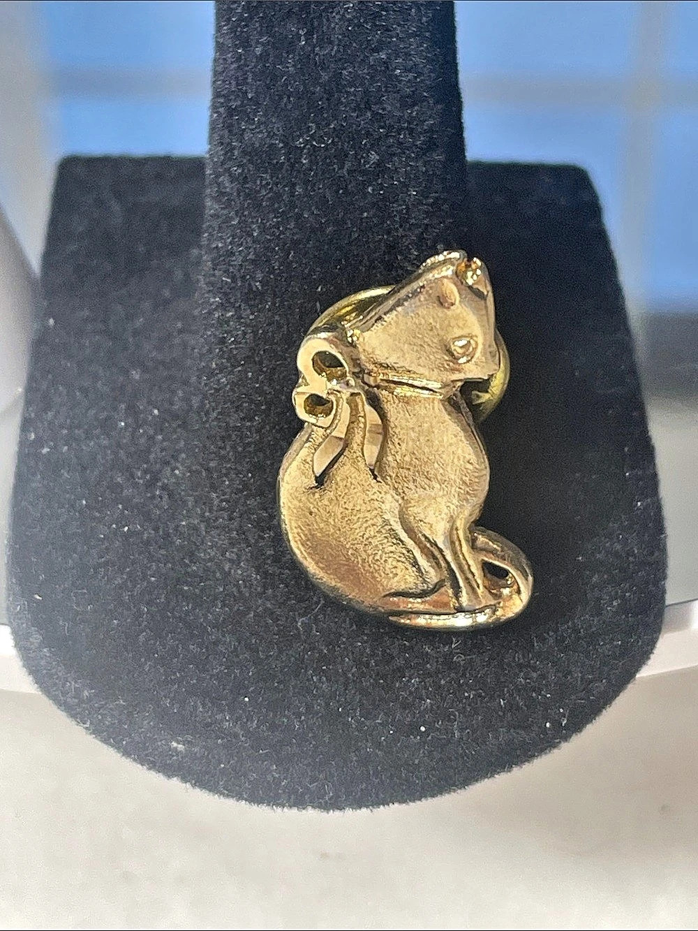 Gold Tone Cat Brooch Sitting With Bow 1”x .5”Like New